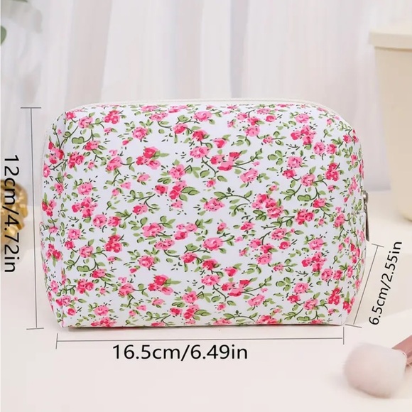 🎄3 for $23🎄 Rose Red Floral Makeup Bag - Picture 3 of 3